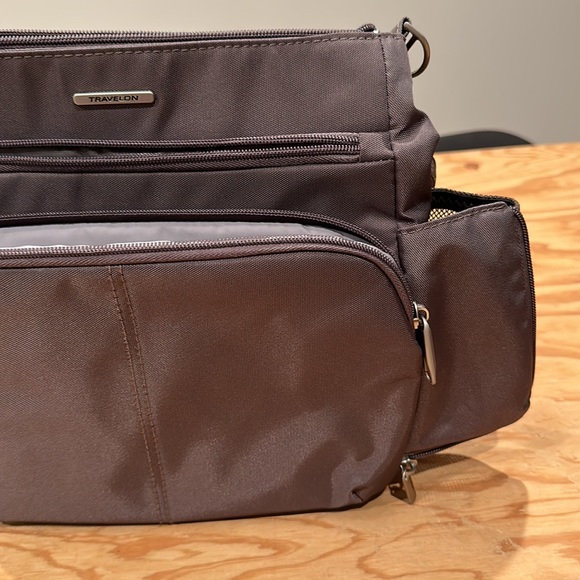 NWOT , anti theft Travelon crossbody , multiple zipper compartments - Picture 6 of 16